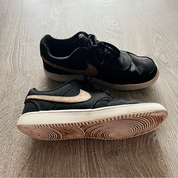 Nike sneakers with cork swoosh - Picture 5 of 5